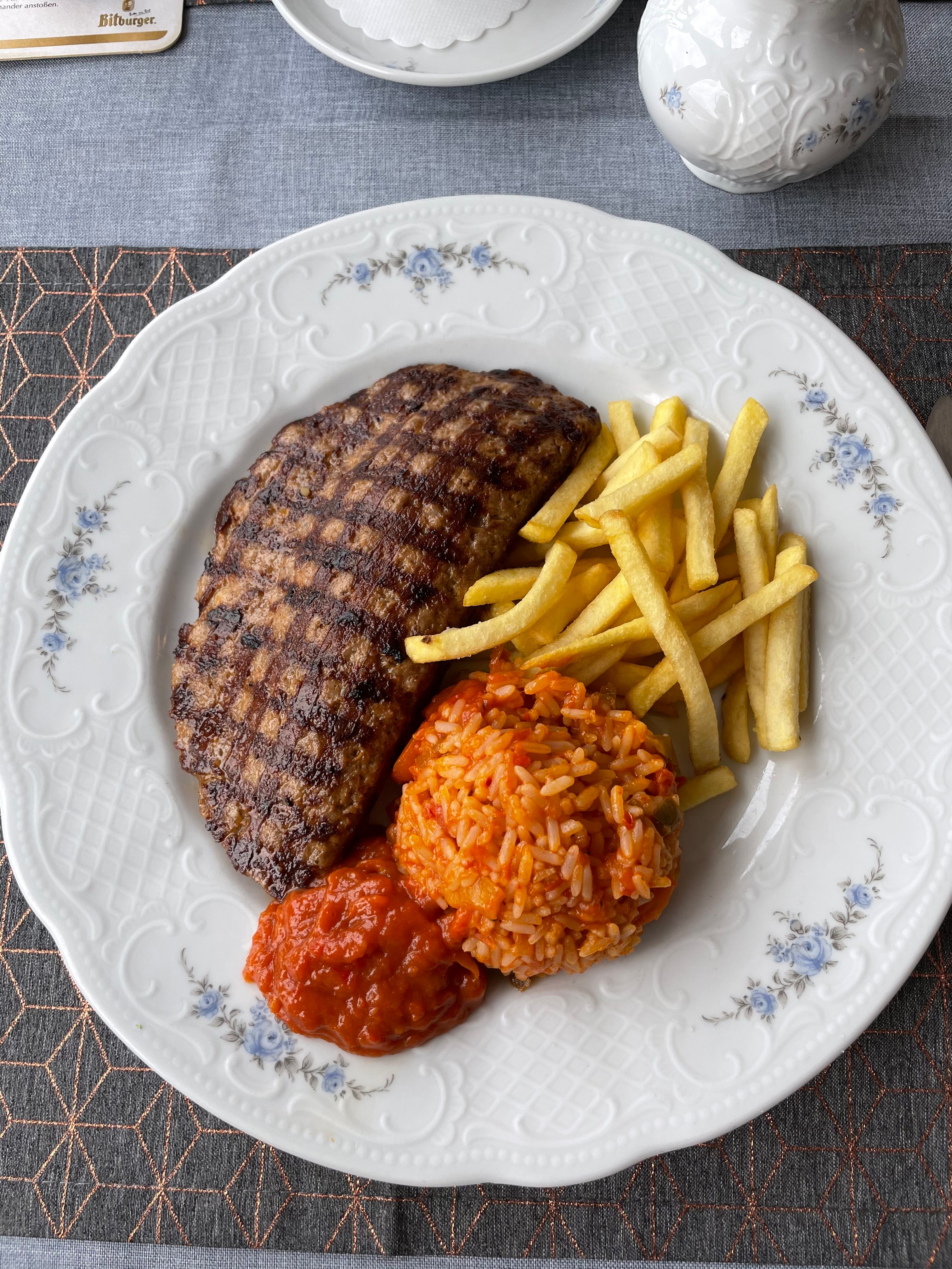 Vorschau der Speisekarte mit gegrilltem Hauptgericht